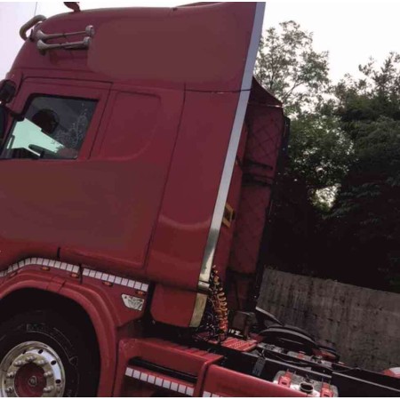PERFILES DE SPOILER LATERALES CON PASADORES DE ACERO INOXIDABLE SCANIA R