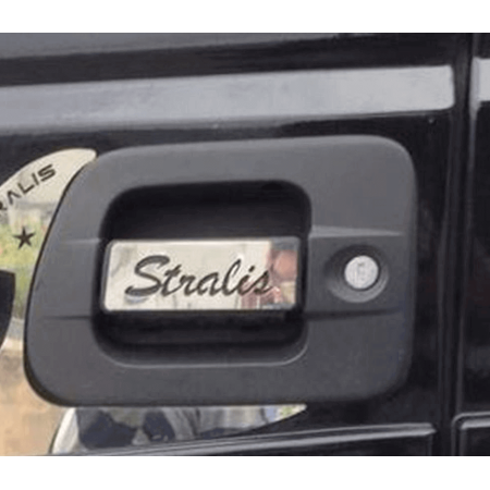 INSERCIÓN DE MANIJA ESCRITURA STRALIS EN ACERO INOXIDABLE PULIDO