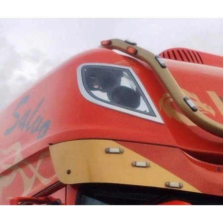 PHARE CONTOUR INOX AU-DESSUS DE LA CABINE XF 106